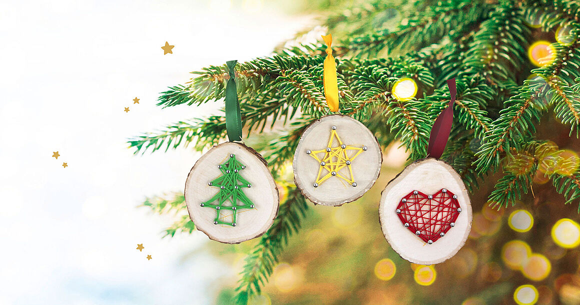 Weihnachtliche Holzanhänger als Baumschmuck