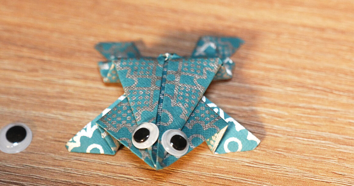 Origami-Frösche aus Motivpapier