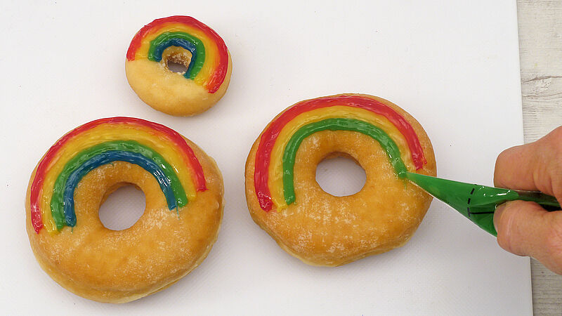 Donuts in Regenbogenoptik - Schritt 2