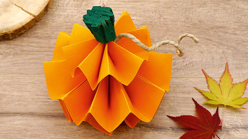 Papierkürbis aus Papier und Korken