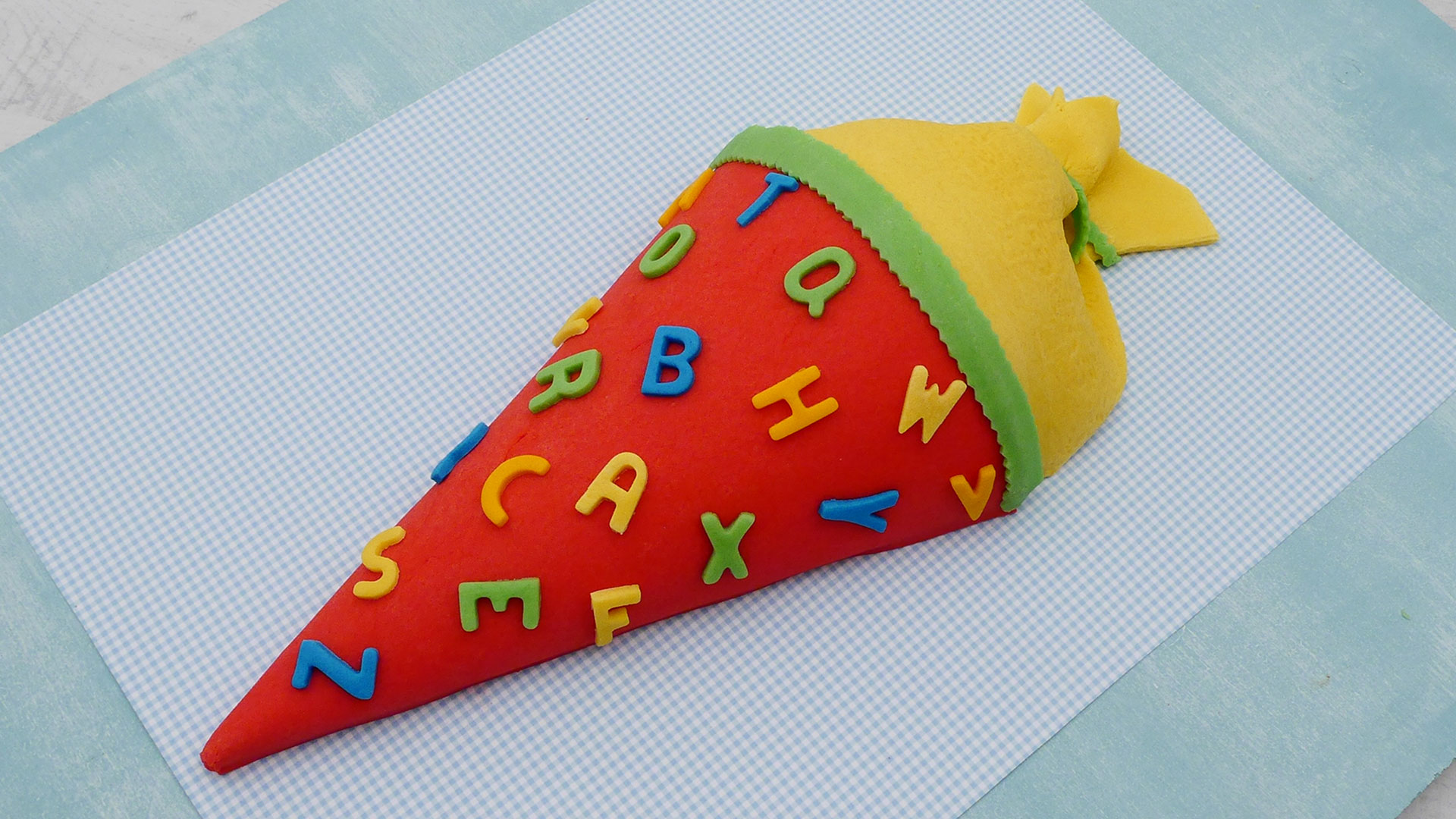 Schultüten-Torte mit Buchstaben verziert