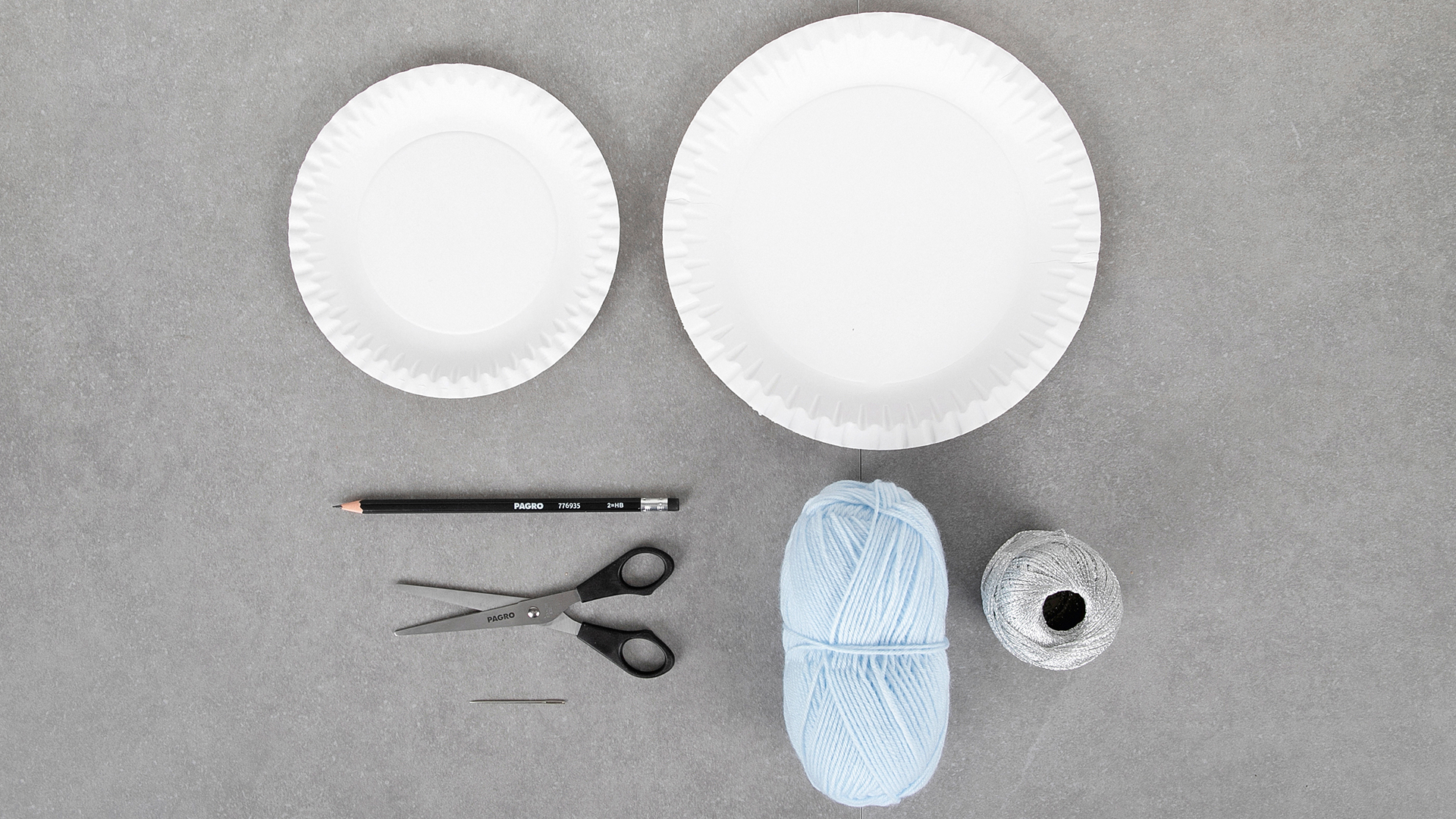 Pappteller mit Schneeflocke aus Garn - Bastelmaterial