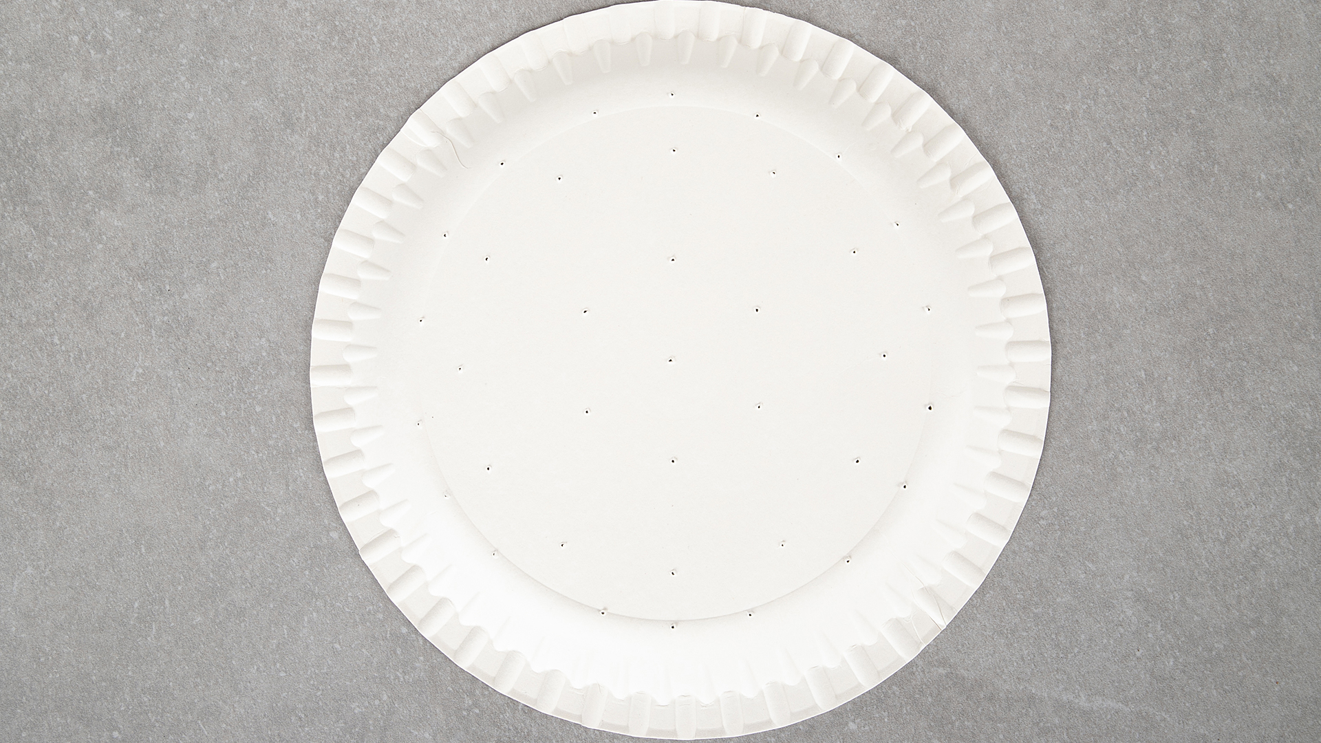 Pappteller mit Schneeflocke aus Garn - Schritt 3