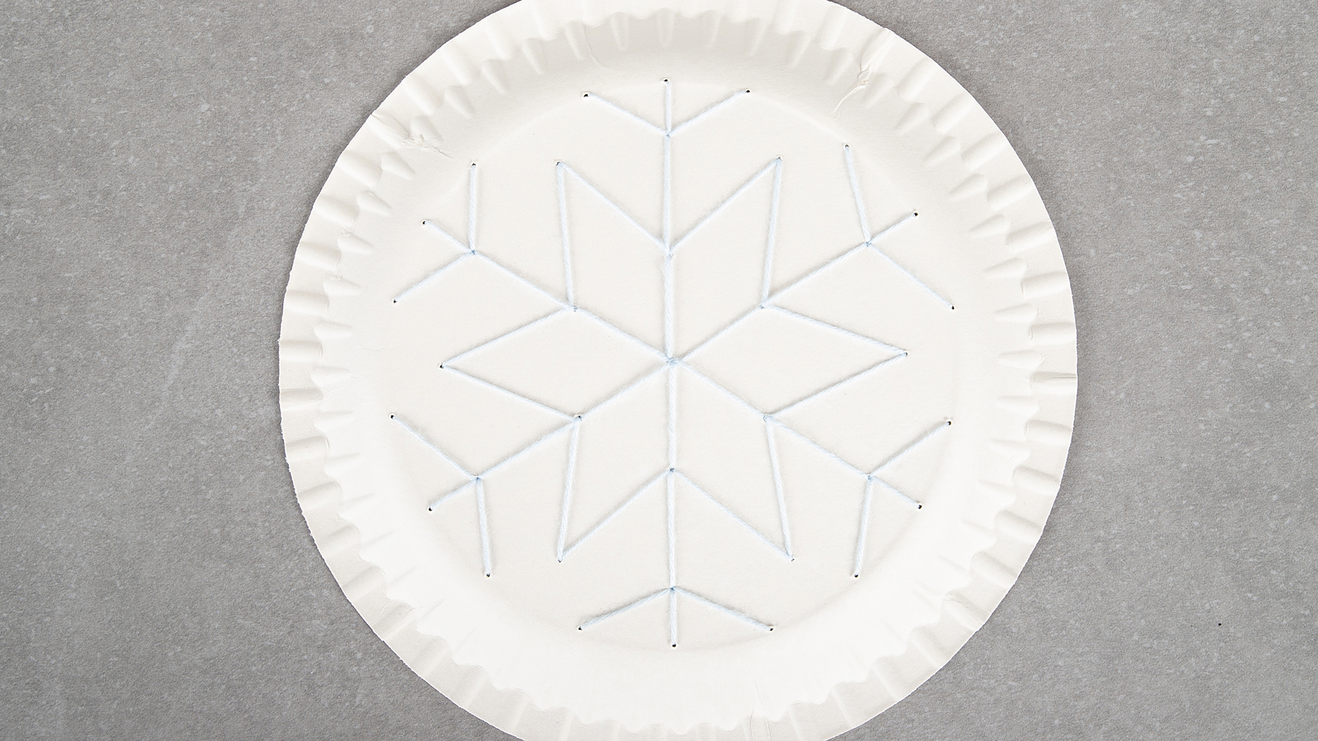Pappteller mit Schneeflocke aus Garn - Schritt 5
